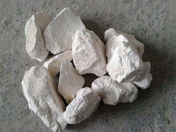 為什么要在魚塘里撒生石灰？